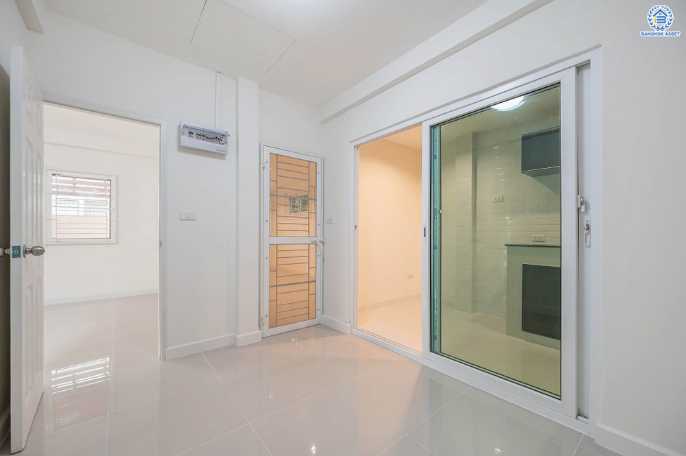 บ้านมือสองตกแต่งใหม่ โครงการ ศุภาลัยวิลล์ ราชพฤกษ์-บางบัวทอง เนื้อที่ 38.1 ตร.ว. พื้นที่ใช้สอยเยอะกว่า 184.98 ตร.ม. ตอบโจทย์ทุกการอยู่อาศัย ฟังก์ชัน 3 ห้องนอน 2 ห้องน้ำ 2 ที่จอดรถ บนทำเลเชื่อมต่อ รถไฟฟ้าสายสีม่วง "สถานีบางพลู" รายล้อมด้วยสิ่งอำนวยความสะดวกมากมาย